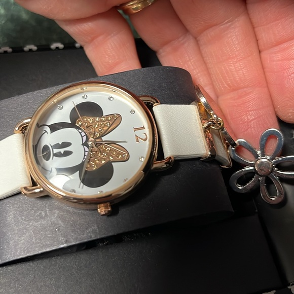 Disney Minnie Mouse watch Rose gold with white strap - NEW in box - Picture 5 of 8